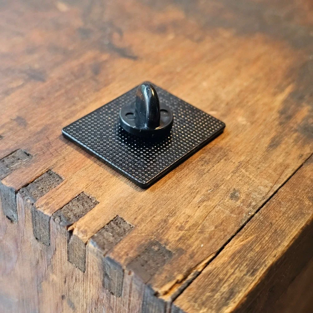 Unbranded lapel pin